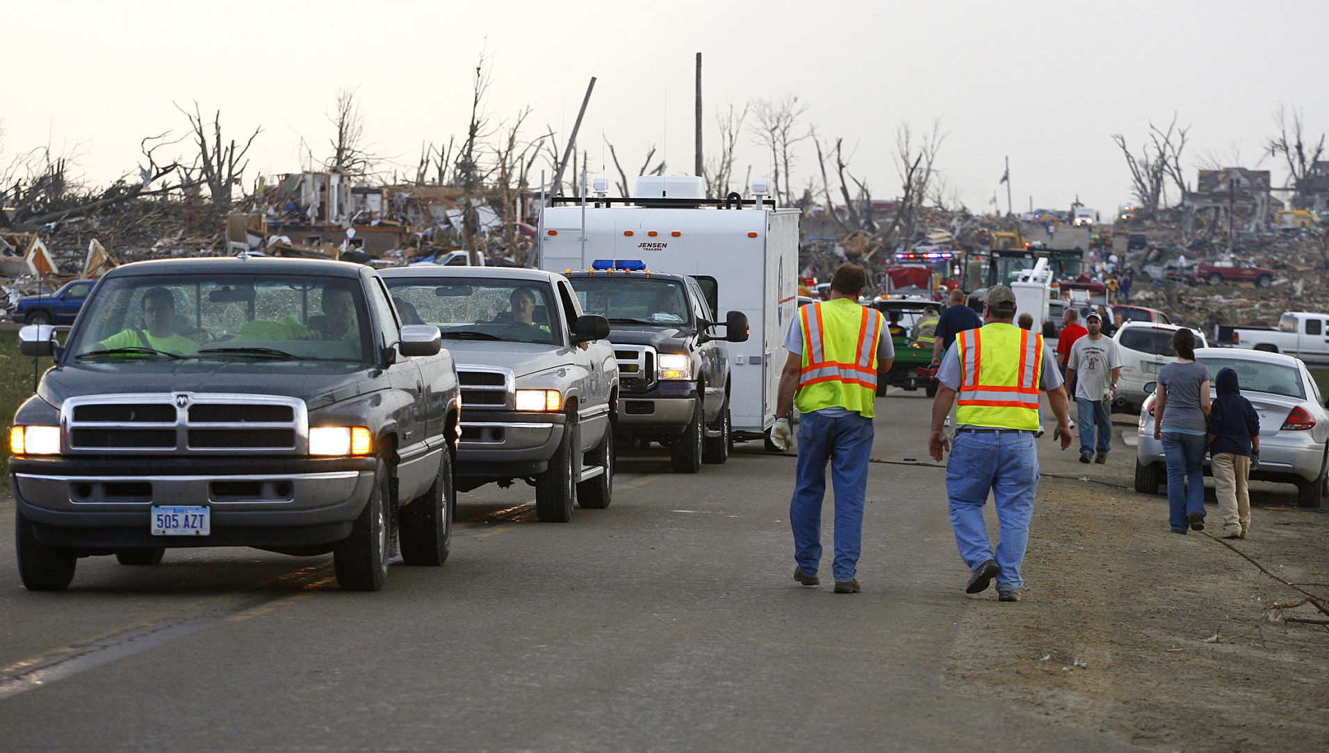 052508mp-parkersburg-torn-10